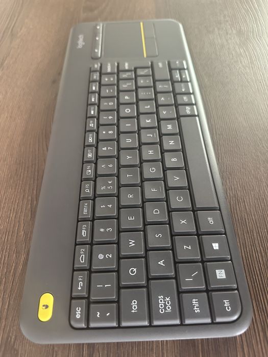 Безжична клавиатура Logitech K400 Plus c вграден тьчпад — идеална за Smart TV