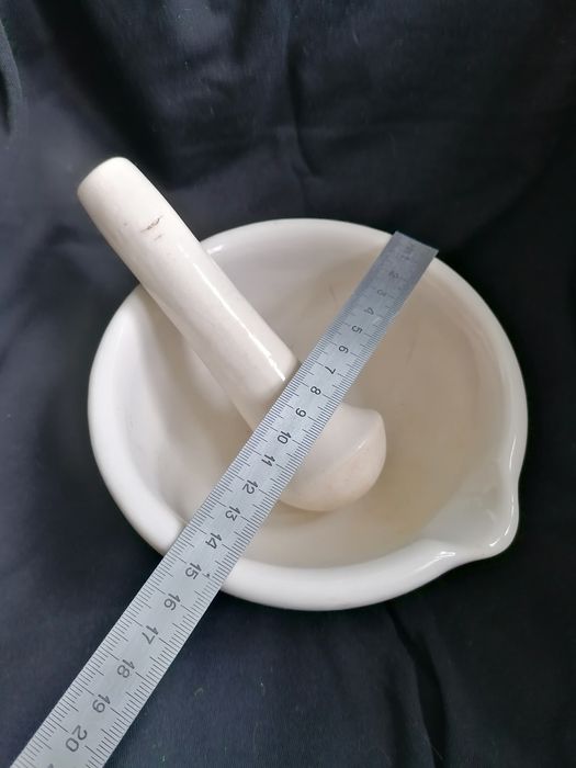 Аптекарски порцеланов хаван