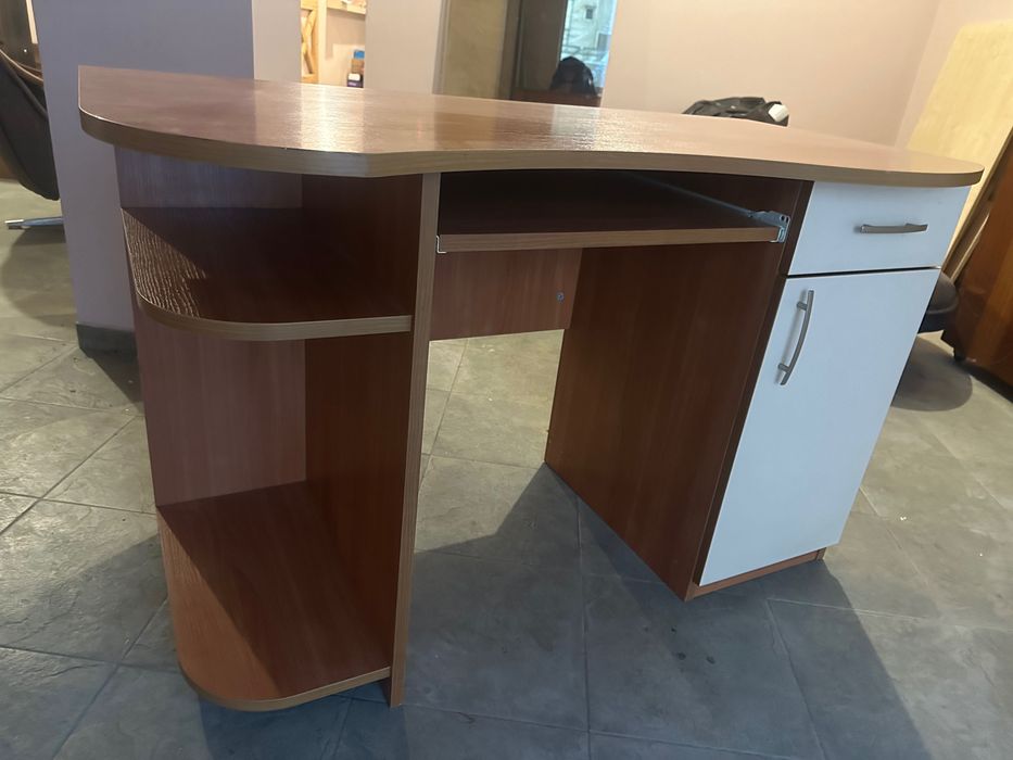 Бюро с бели вратички