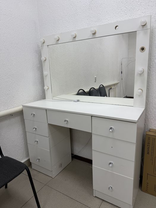 Продам визажный стол зеркало
