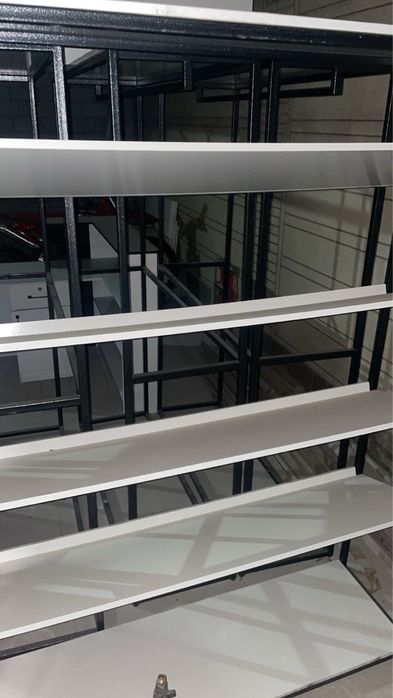 Полки для бутиков и маникены