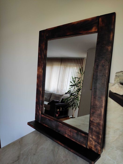 Огледало с дървена рамка