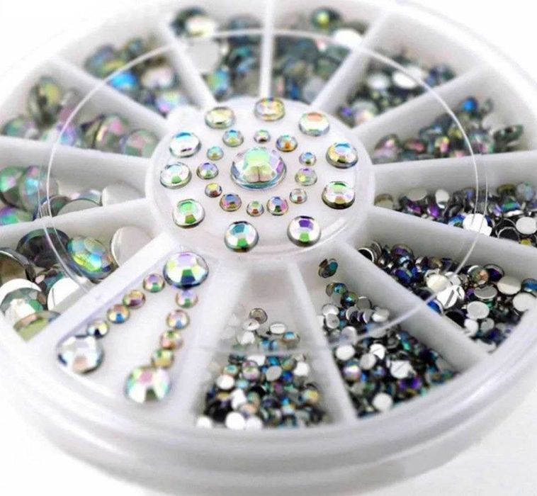 Комплект стразов на ногти в специальной удобной коробочке