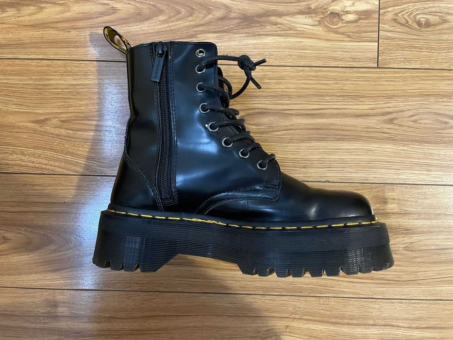 Bocanci Dr Martens cu talpa inalta marimea 37