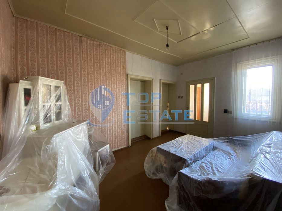 Едноетажна тухлена къща в близост до центъра на с. Патреш, област Вел