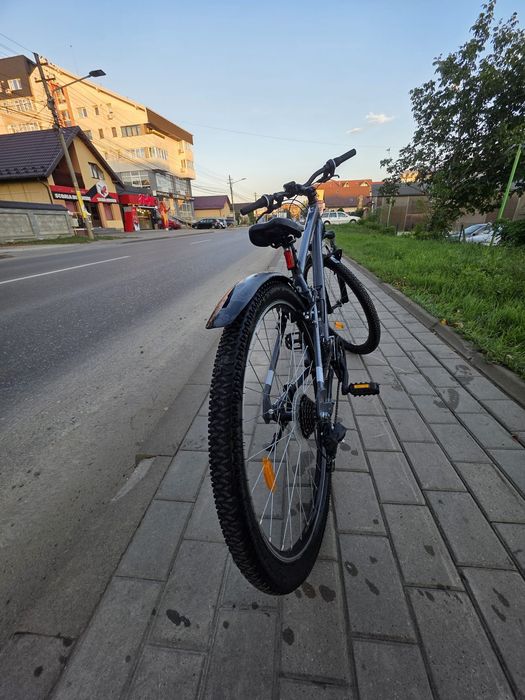 Vând bicicleta .