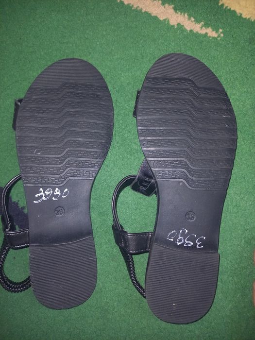 Продам босоножки