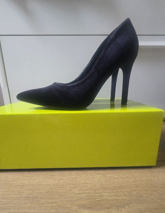 Черни плюшени обувки