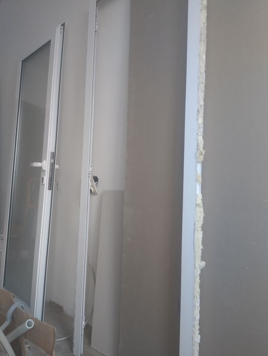 Врата със стъкло от алуминиева дограма