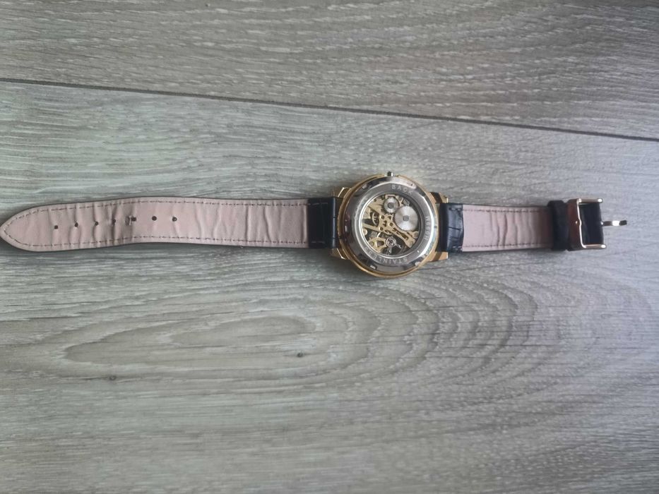 Ceas elegant și modern