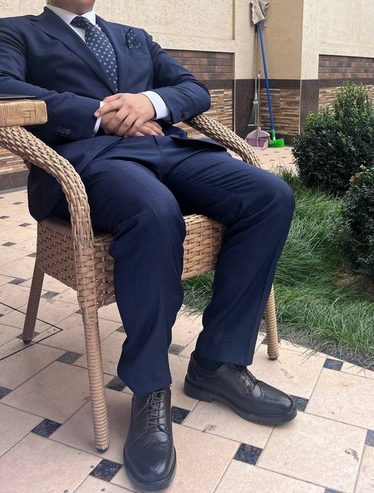 Продается классический костюм-брюк

Мужской костюм с брюком в синем