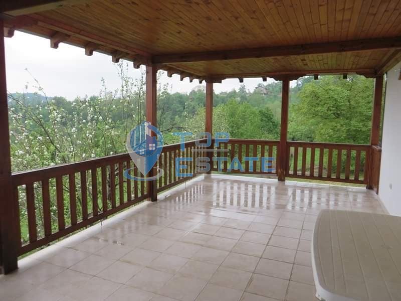 Новопостроена масивна къща в Тревненския балкан