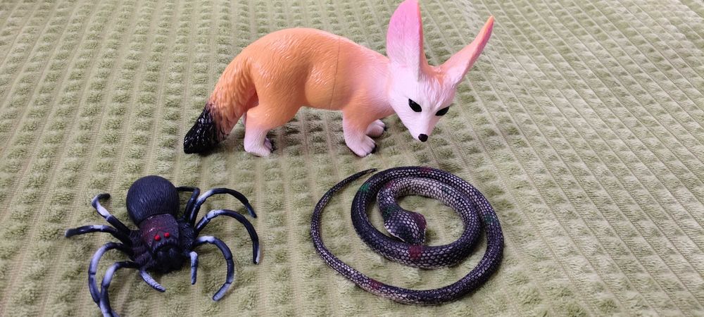 Игрушки пластмассовые лисенок змея паук