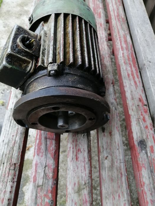 Vînd motor electric 220/380