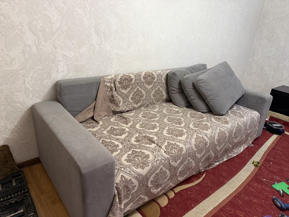 Диван новый, 3 подушки, серого цвета
