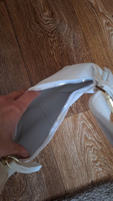 Бяла дамска чанта