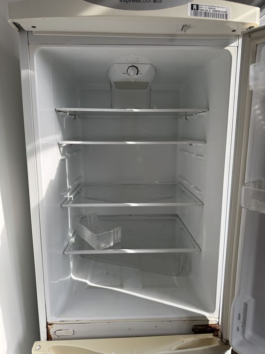 Холодильник работает