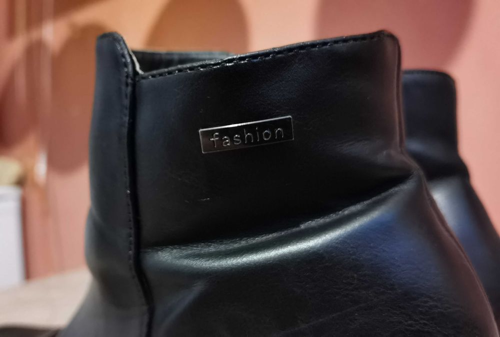 Черни боти от изкуствена кожа