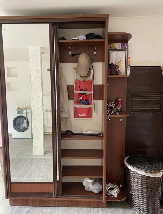 Шкаф купе с зеркалами и полками