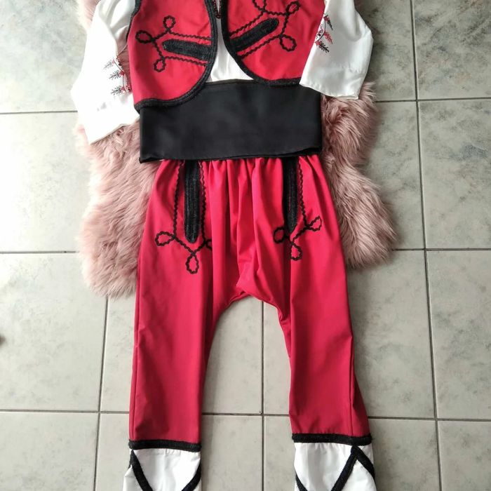 Народна носия със ширити за момче