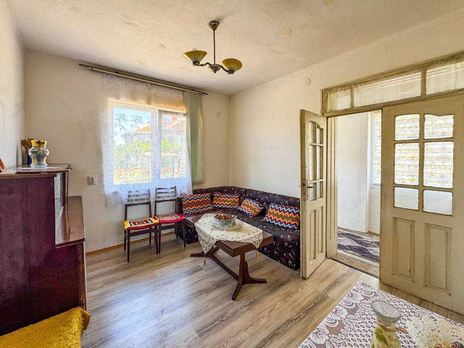 Двуетажна къща с двор в центъра на град Средец, област Бургас