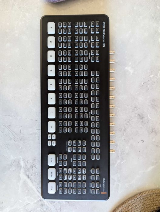 Продам Blackmagic Atem mini extreme SDI ISO