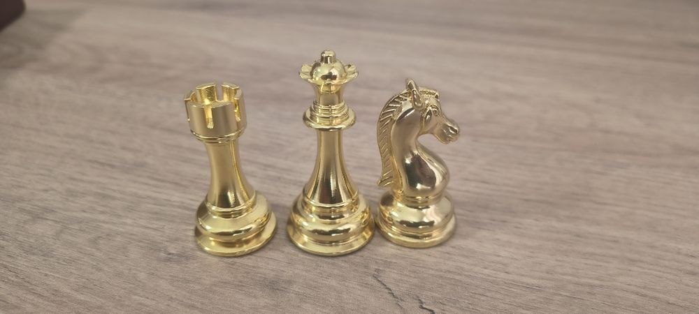 Шах с метални фигурки