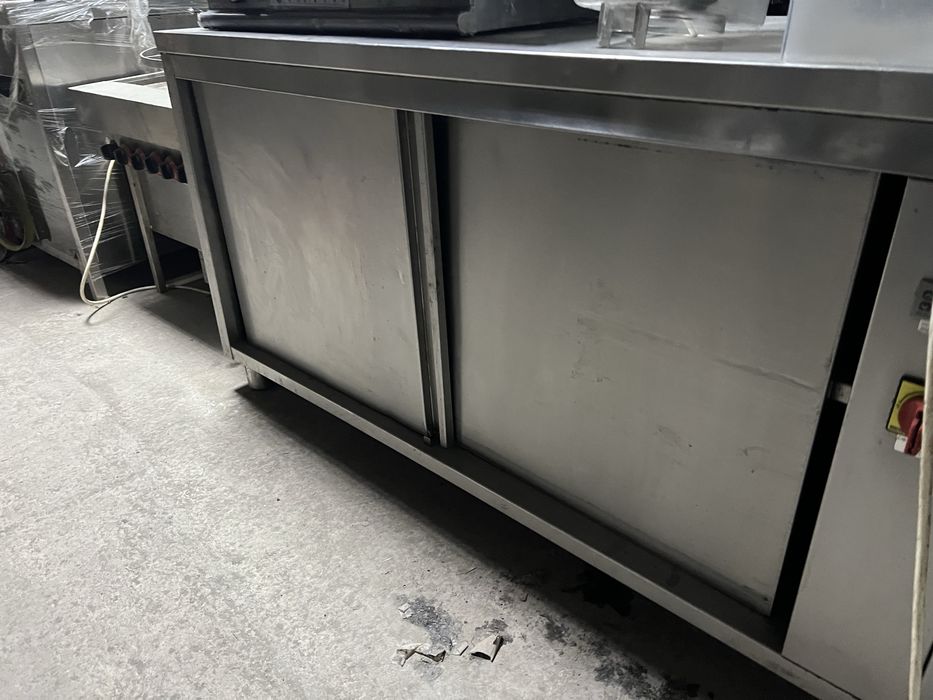 Топъл шкаф с плъзгащи врати от двете страни