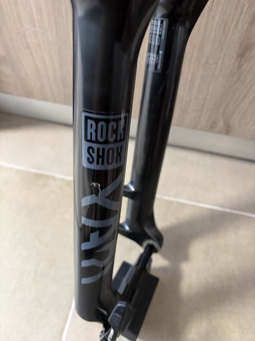 Furca Enduro RockShox Yari 160mm pt roti de 29 similar cu Lyrik cu cartus RC