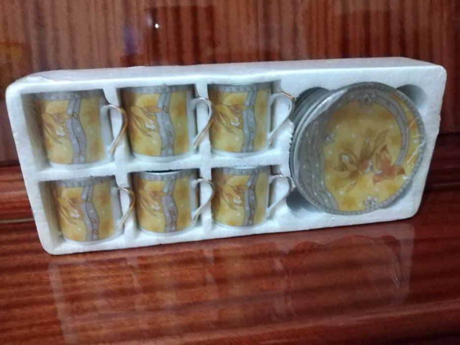 Подарочные наборы : вазочки, стаканы, кружки (новые, в упаковке)