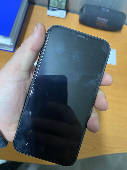 Продавач IPhone XR