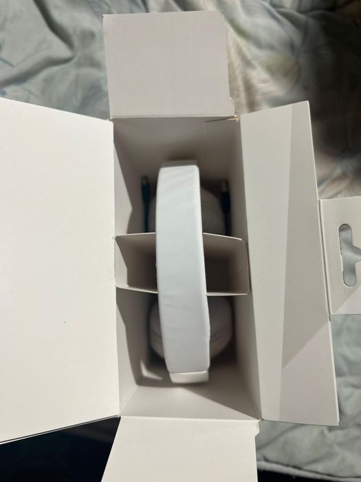 Безжични бели Bluetooth слушалки с бутон – чист звук и стил