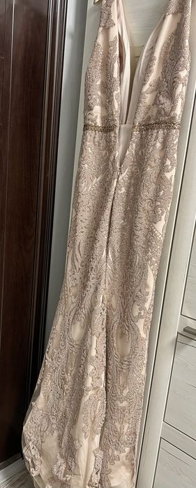 Рокля в златист цвят