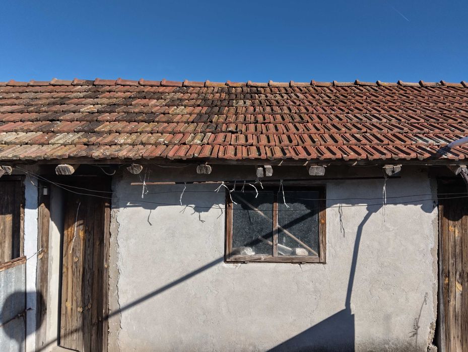 Продава тухлена къща с гараж