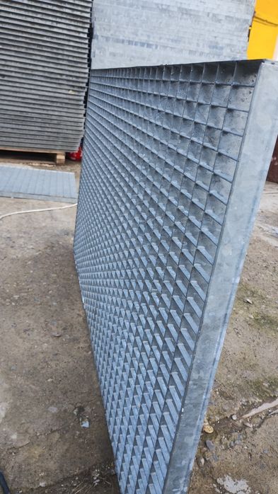 Grătare grilaje și trepte zincate pentru scări metalice rigole pentru trafic ș