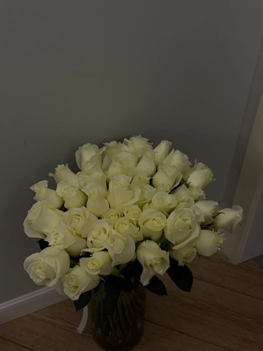 Свежие цветы белые розы