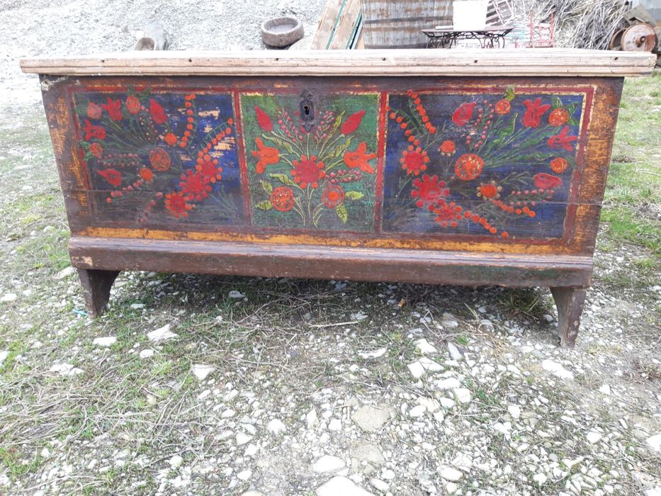 Lăzi pictate vechi de colecție