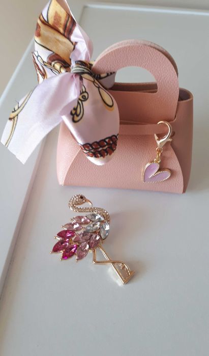 Бижу, опаковано в чантичка