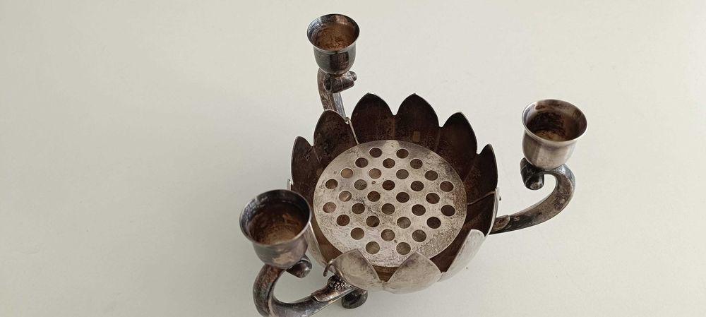 Свещник - цвят на лотус - метален