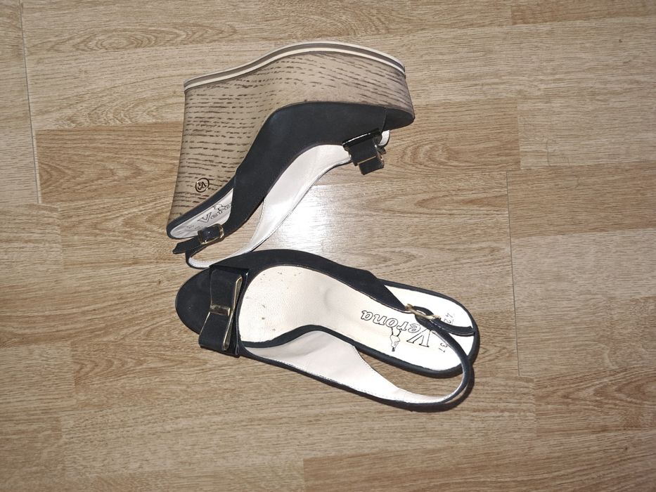 Продавам качествени дамски обувки с платформа номер 37