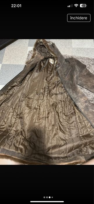 Palton piele naturala captusit cu insertii de blana naturala.