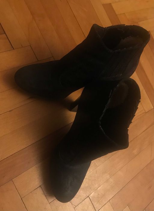 Vând botine din piele întoarsă cerată