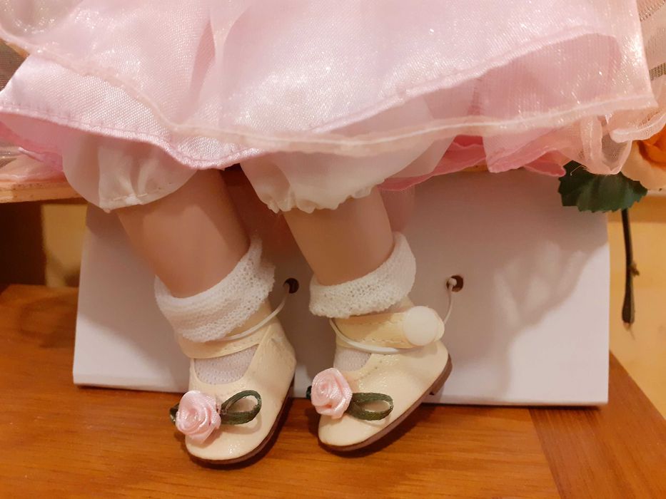 Порцеланова кукла на люлка