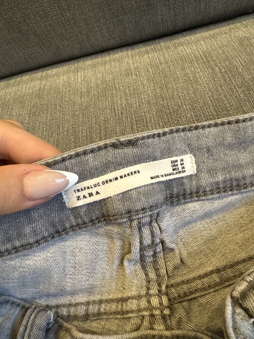 Pantaloni noi din Zara