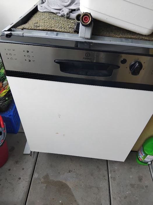 Vând mașină de spălat vase indesit  150 lei pentru piese de schimb