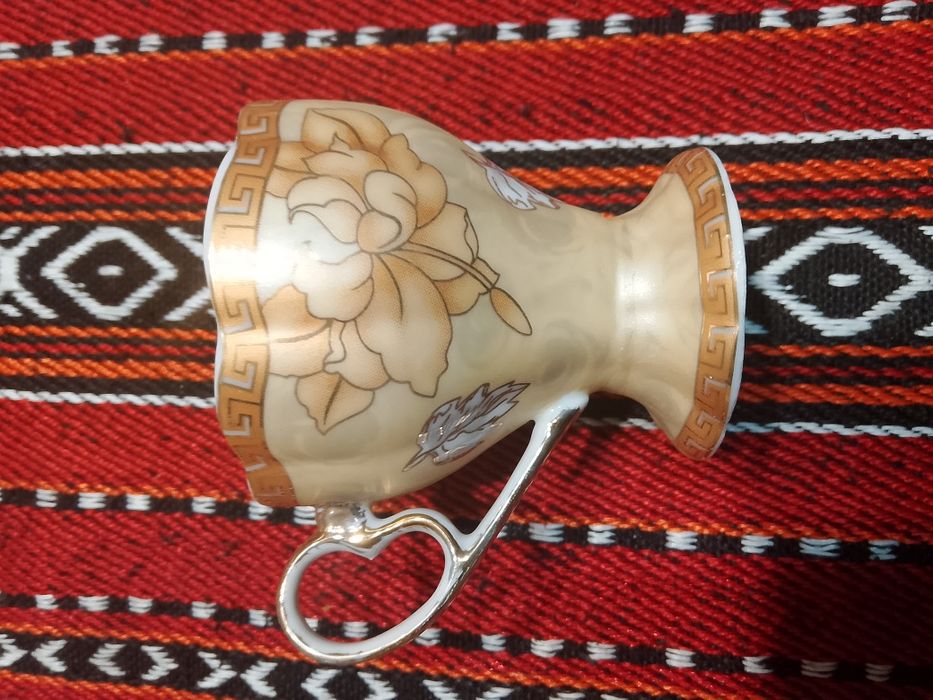 Сервиз за кафе от шест части японски порцелан с 24 каратова позлата.