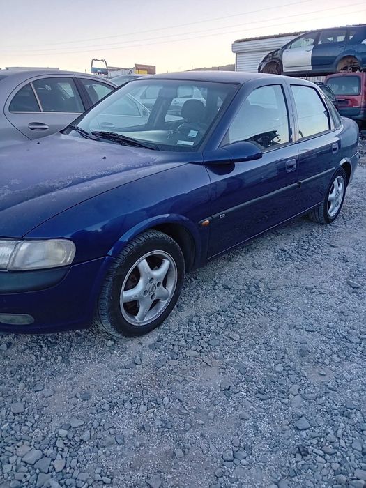 Opel Vectra 1.8 бензин 1998 година 115 к.с.