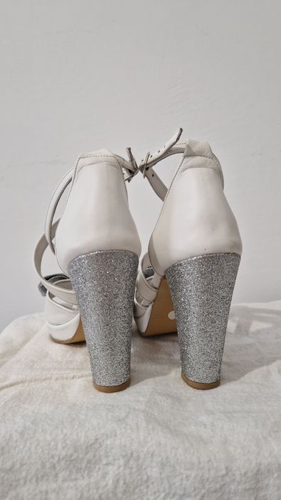 Sandale albe pentru mireasă