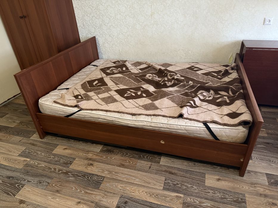 Продам спальный гарнитур