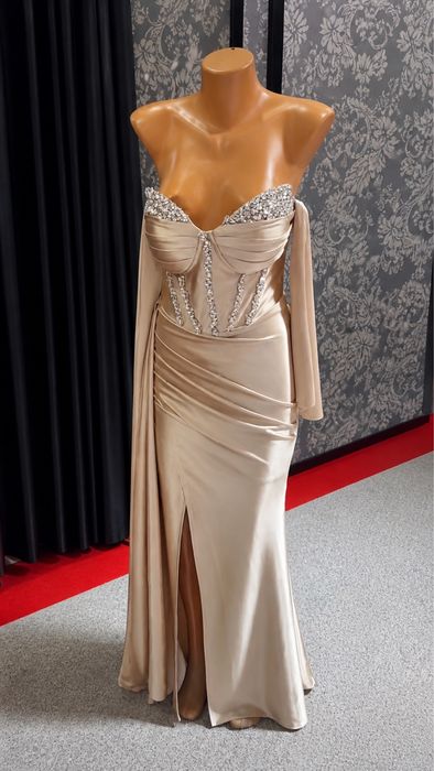 Rochie elegantă crem cu aplicații strălucitoare – purtată o singură dată